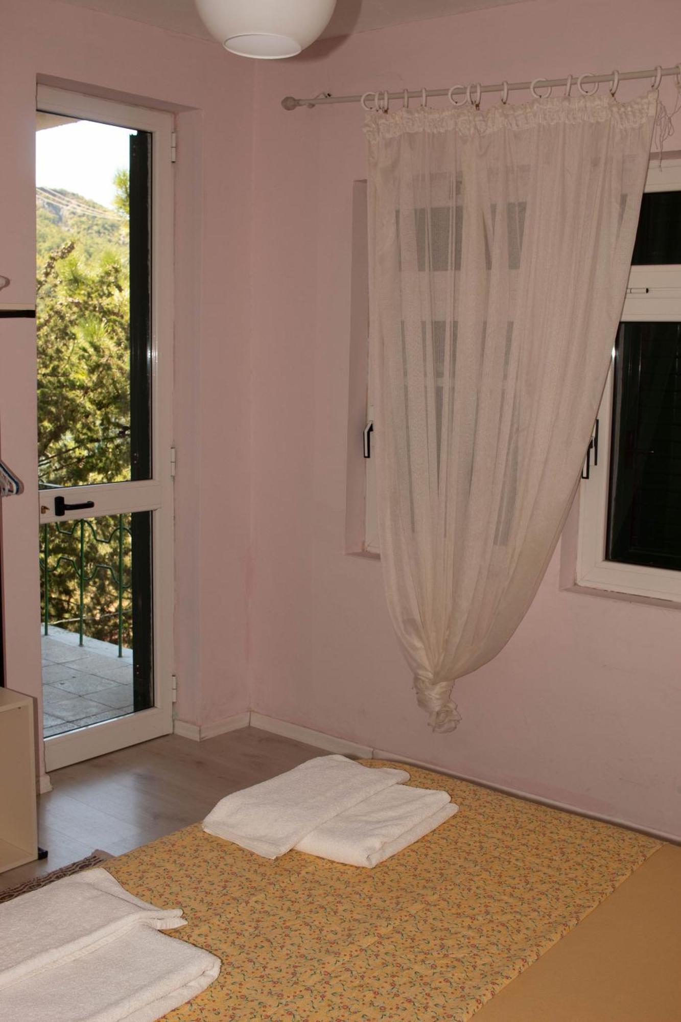 Agroturizem Hotel Vila Franceze Koman Экстерьер фото